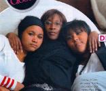 Tessa et Selena, les filles aînées de Mouss Diouf avec leur tante Awa, dans Closer