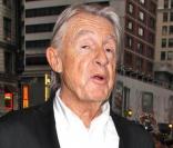 Joel Schumacher, à l'occasion de l'avant-première de la comédie musicale  Promises, Promises , de Neil Simon, au Broadway Theatre de New York, le 25 avril 2010.