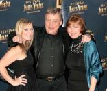 Mark Hamill avec sa femme Marilou et sa fille Chelsea à l'ouverture du Festival Jules Vernes Aventures, au Grand Rex à Paris, le 23 avril 2010 !