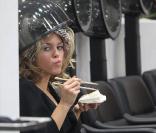 AnnaLynne McCord passe tellement de temps dans les salons qu'elle est obligée de manger sous le casque de sa mise en plis ! 
