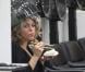 AnnaLynne McCord passe tellement de temps dans les salons qu'elle est obligée de manger sous le casque de sa mise en plis ! 