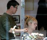 L\'actrice Claire Danes se laisse aller entre les mains d\'un maître masseur...<br />