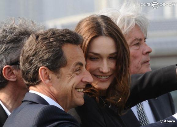Carla Bruni et Nicolas Sarkozy visitent le pavillon français de l'Exposition universelle de Shanghaï, accompagnés de l'acteur Alain Delon, parrain du bâtiment. 29/04/2010