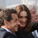 Nicolas Sarkozy et Carla Bruni : un duo amoureux et émerveillé, aux côtés du chic Alain Delon !