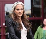 Jennifer Lopez sort de l'Hôtel Hyatt à Cologne en Allemagne où elle s'est rendue pour promouvoir son film The Back Up Plan, le 29 avril 2010