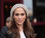 Jennifer Lopez sort de l'Hôtel Hyatt à Cologne en Allemagne où elle s'est rendue pour promouvoir son film The Back Up Plan, le 29 avril 2010