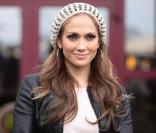 Jennifer Lopez sort de l'Hôtel Hyatt à Cologne en Allemagne où elle s'est rendue pour promouvoir son film The Back Up Plan, le 29 avril 2010