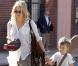 Kate Hudson et son fils Ryder, 6 ans, se promènent dans Soho le 30 avril 2010. Ryder est un pro de la trottinette !  