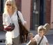 Kate Hudson et son fils Ryder, 6 ans, se promènent dans Soho le 30 avril 2010. Ryder est un pro de la trottinette et pas seulement... le petit est également un pro de la guitare !  