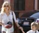 Kate Hudson et son fils Ryder, 6 ans, se promènent dans Soho le 30 avril 2010. Ryder est un pro de la trottinette !  