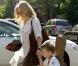 Kate Hudson et son fils Ryder, 6 ans, se promènent dans Soho le 30 avril 2010. Ryder est un pro de la trottinette ! Entrés dans une boutique de guitares avec un ami de Kate les mains vides, ils en ressortent avec trois guitares !  