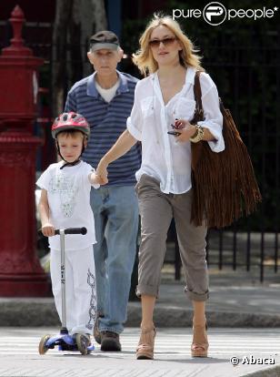 Kate Hudson et son fils Ryder, 6 ans, se promènent dans Soho le 30 avril 2010. Ryder est un pro de la trottinette !