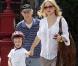 Kate Hudson et son fils Ryder, 6 ans, se promènent dans Soho le 30 avril 2010. Ryder est un pro de la trottinette !  