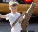 Kate Hudson et son fils Ryder, 6 ans, se promènent dans Soho le 30 avril 2010. Ryder est un pro de la trottinette !  