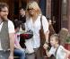 Kate Hudson et son fils Ryder, 6 ans, se promènent dans Soho le 30 avril 2010. Ryder est un pro de la trottinette ! Entrés dans une boutique de guitares avec un ami de Kate les mains vides, ils en ressortent avec trois guitares !  