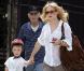Kate Hudson et son fils Ryder, 6 ans, se promènent dans Soho le 30 avril 2010. Ryder est un pro de la trottinette et pas seulement... le petit est également un pro de la guitare !  