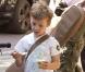 Kate Hudson et son fils Ryder, 6 ans, se promènent dans Soho le 30 avril 2010. Ryder est un pro de la trottinette ! Entrés dans une boutique de guitares avec un ami de Kate les mains vides, ils en ressortent avec trois guitares !  