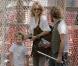 Kate Hudson et son fils Ryder, 6 ans, se promènent dans Soho le 30 avril 2010. Ryder est un pro de la trottinette ! Entrés dans une boutique de guitares avec un ami de Kate les mains vides, ils en ressortent avec trois guitares !  
