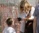 Kate Hudson et son fils Ryder, 6 ans, se promènent dans Soho le 30 avril 2010. Ryder est un pro de la trottinette !  