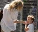 Kate Hudson et son fils Ryder, 6 ans, se promènent dans Soho le 30 avril 2010. Ryder est un pro de la trottinette !  