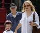 Kate Hudson et son fils Ryder, 6 ans, se promènent dans Soho le 30 avril 2010. Ryder est un pro de la trottinette !  
