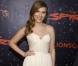La belle Scarlett est sur un tapis rouge comme un poisson dans l'eau...