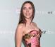 La belle Scarlett est sur un tapis rouge comme un poisson dans l'eau...