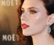 La belle Scarlett est sur un tapis rouge comme un poisson dans l'eau...