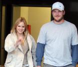 Anna Faris et Chris Pratt sortent main dans la main dans les rues de Los Angeles, vendredi 30 avril... Pour mettre un terme aux rumeurs de séparation ?