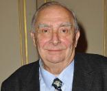 Claude Chabrol, lors de la remise du 10e Prix Ciné Roman Carte Noire, dans l'enceinte du Plaza Athénée, à Paris, le 3 mai 2010.