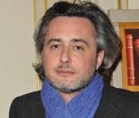 Nicolas Rey, vainqueur du 10e Prix Ciné Roman Carte Noire, dans l'enceinte du Plaza Athénée, à Paris, le 3 mai 2010.