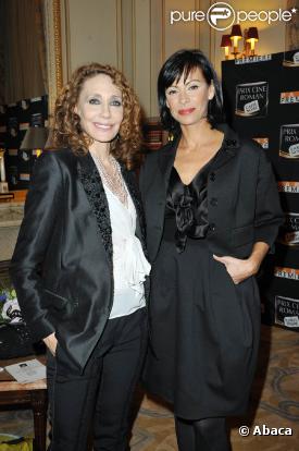 Marisa Berenson et Mathilda May, lors de la remise du 10e Prix Ciné Roman Carte Noire, dans l'enceinte du Plaza Athénée, à Paris, le 3 mai 2010.