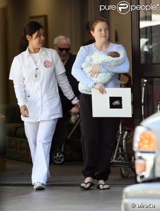 Melissa Joan Hart quitte la maternité accompagnée de son mari Mark Wilkinson et de leur fils Braydon, né le 12 mars 2008