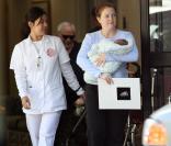 Melissa Joan Hart quitte la maternité accompagnée de son mari Mark Wilkinson et de leur fils Braydon, né le 12 mars 2008