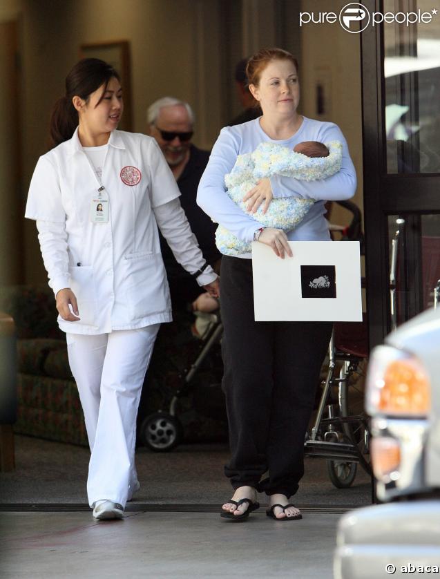 Melissa Joan Hart quitte la maternité accompagnée de son mari Mark Wilkinson et de leur fils Braydon, né le 12 mars 2008