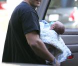Melissa Joan Hart quitte la maternité accompagnée de son mari Mark Wilkinson et de leur fils Braydon, né le 12 mars 2008