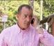 Michael Lohan, très occupé au téléphone, serait à Los angeles pour reprendre la vie de sa fille Lindsay Lohan en main le 4 mai 2010