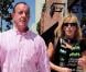 Michael Lohan, très occupé au téléphone, serait à Los angeles pour reprendre la vie de sa fille Lindsay Lohan en main le 4 mai 2010