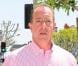Michael Lohan, très occupé au téléphone, serait à Los angeles pour reprendre la vie de sa fille Lindsay Lohan en main le 4 mai 2010
