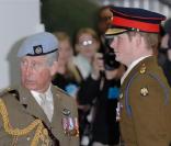 Le prince Charles décore son fils, le prince Harry, des insignes de l'armée de l'Air, lui qui est devenu pilote d'hélicoptère, le 7 mai 2010 dans le Hampshire