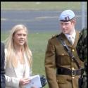 Quand le prince Harry est décoré par son propre père... sous le regard amoureux de Chelsy !