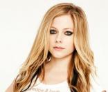 Avril Lavigne a dessiné un t-shirt pour l\'association Erase MS, qui lutte contre les scléroses.