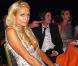 Paris Hilton, Brandon Davis (qui fait un geste très élégant) et Nicky Hilton à l'hôtel Hyatt Plaza de Los Angeles pour la 17e  soirée Race to Erase MS, vendredi 7 mai.