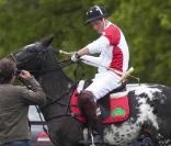 Le prince Harry doit changer de monture, car elle est souffrante, lors d'un match de polo caritatif organisé par Audi le 9 mai 2010 à Coworth Park, dans le Berkshire
