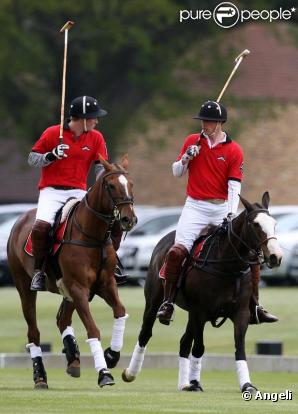 William et Harry lors d'un match de polo caritatif organisé par Audi le 9 mai 2010 à Coworth Park, dans le Berkshire