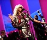 Melody Gardot interprète des titres des films de Tim Burton lors de la cérémonie d'ouverture du 63e festival de Cannes le 12 mai 2010