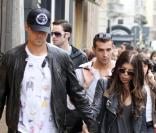 Fergie en compagnie de son mari Josh Duhamel et de son groupe les Black Eyed Peas dans les rues de Milan le 13 mai 2010