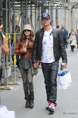 Fergie en compagnie de son mari Josh Duhamel et de son groupe les Black Eyed Peas dans les rues de Milan le 13 mai 2010