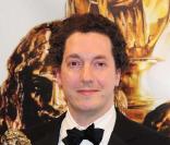 Guillaume Gallienne reçoit le Molière de la révélation théâtrale masculine de l'année, lors de la cérémonie à Paris, le 25 avril 2010 ! 