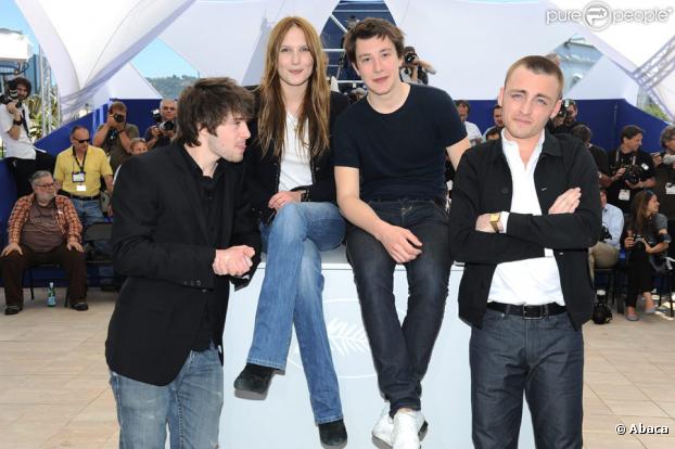 Laurent Delbecque, Ana Girardot, Arthur Mazet et Jules Pelissier lors du photocall du film Simon Werner a disparu durant le festival de Cannes le 20 mai 2010